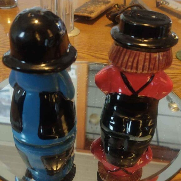 Vintage Amish Couple Salt And Pepper Shaker Set - Picture 8 of 9